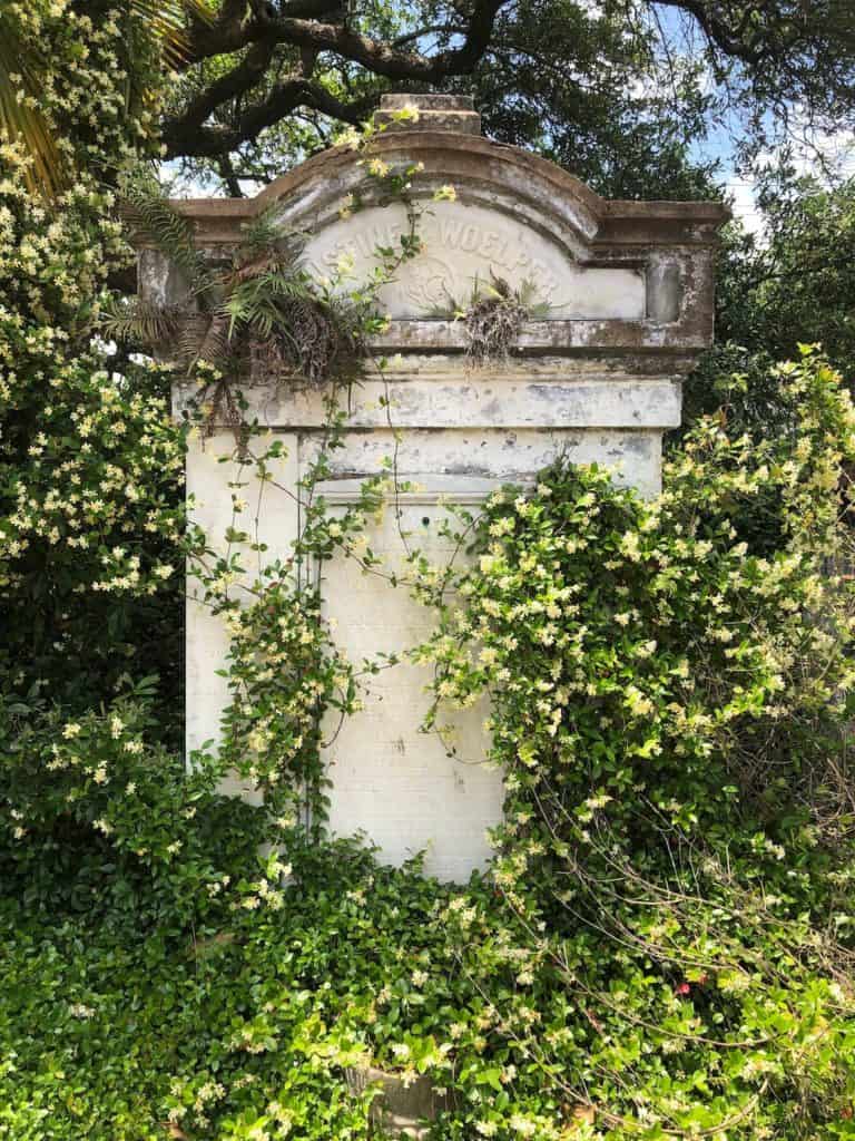 lafayette-number-one-cemetery-new-oreleans-garden-district-louisiana-above-ground-cemetery-free-things-to-do-new-orleans