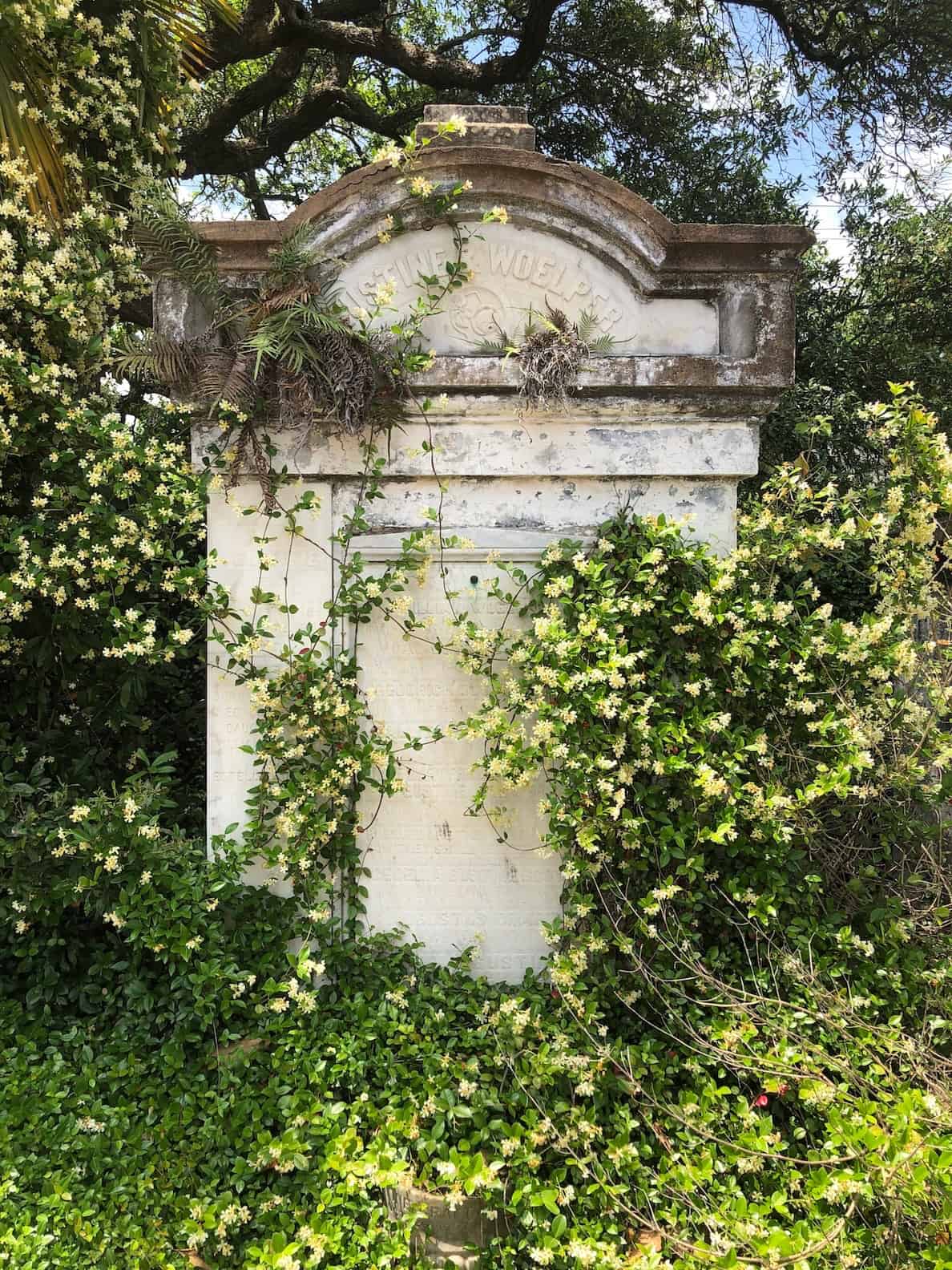 lafayette-number-one-cemetery-new-oreleans-garden-district-louisiana-above-ground-cemetery-free-things-to-do-new-orleans