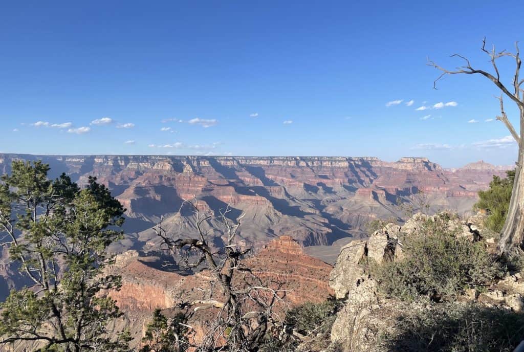 grand-canyon-viewpoint-on-sunny-day-red-rocks-dramatic-cliffs-what-to-do-with-one-day-grand-canyon-national-park-south-rim-northern-arizona-mather-viewpoint