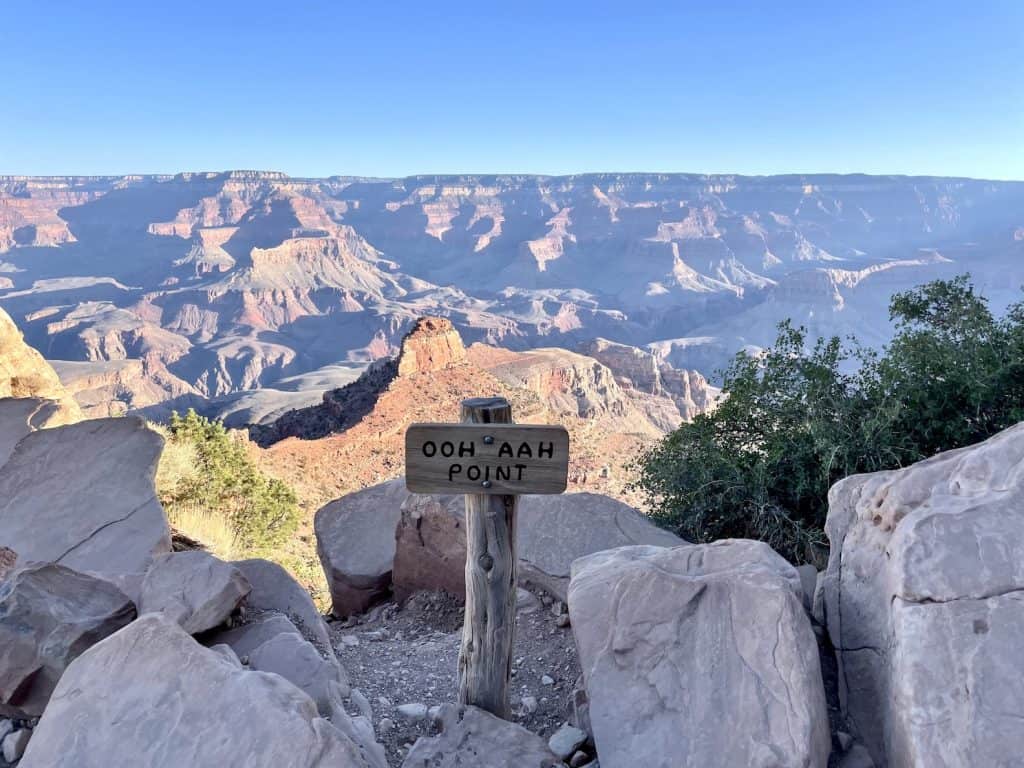 wooden-sign-reading-ooh-aah-point-with-panoramic-view-of-grand-canyon-in-background-what-to-do-with-one-day-grand-canyon-national-park-south-rim-northern-arizona
