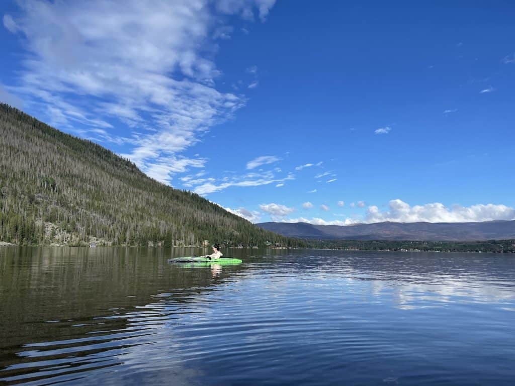 lone-kayking-girl-on-sunny-grand-lake-colorado-things-to-do-rocky-mountains-kayak