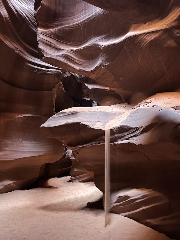 upper antelope canyon falling sand