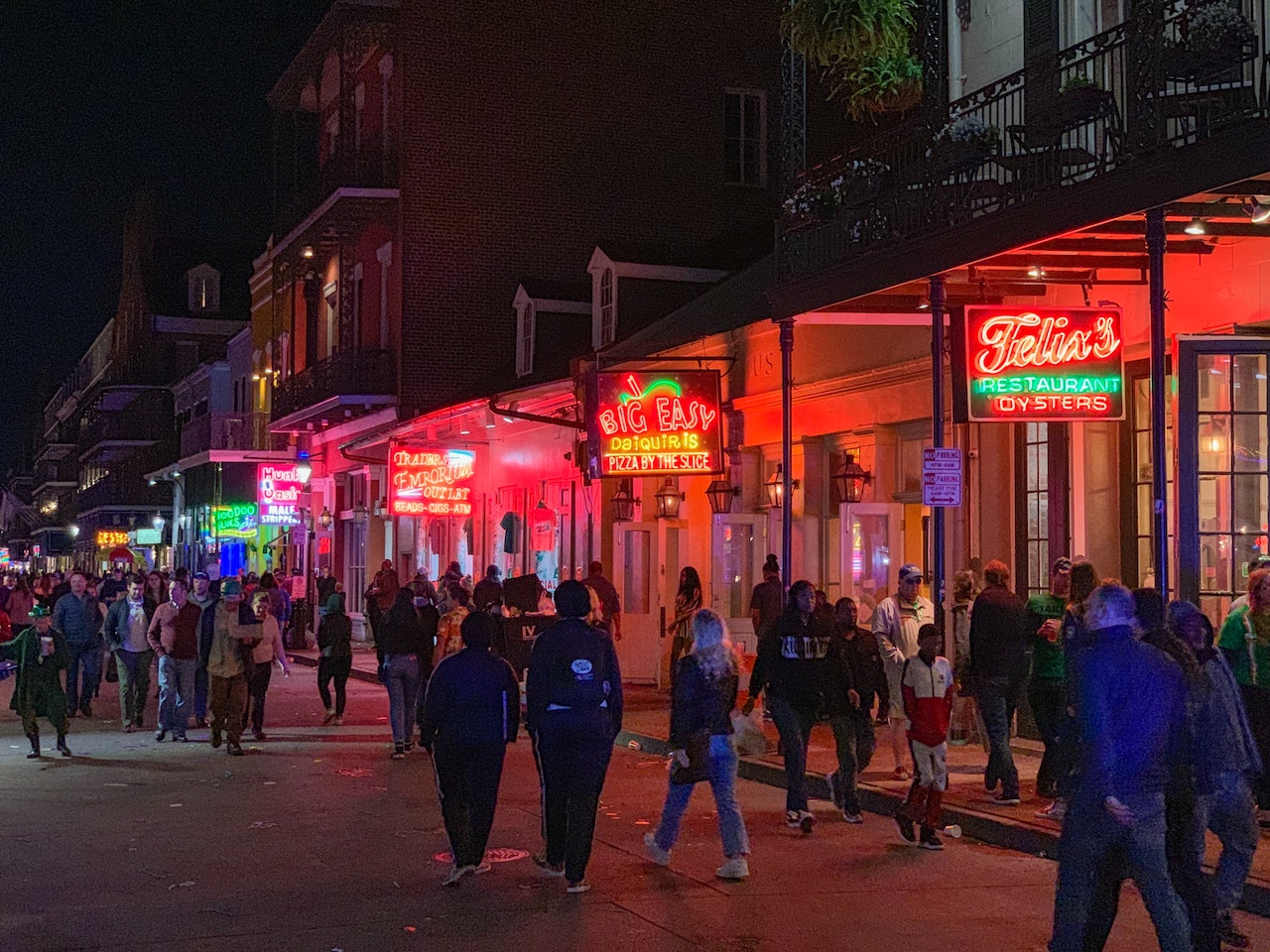 bourbon street at night bars clubs new orleans louisiana
