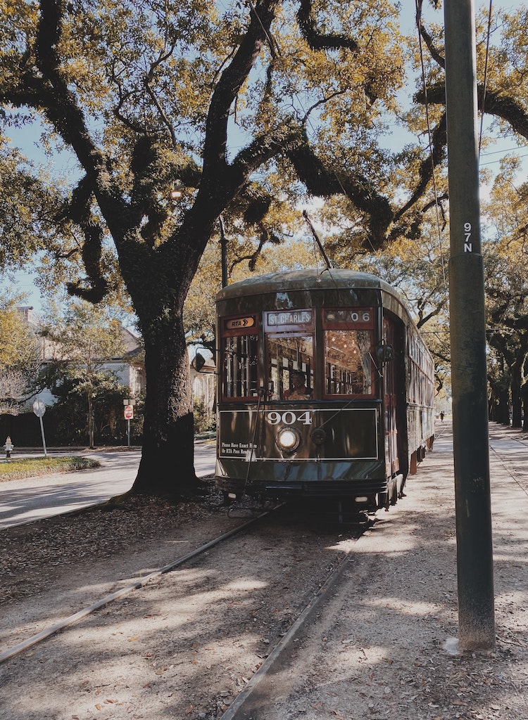 new orleans streetcar garden district louisiana