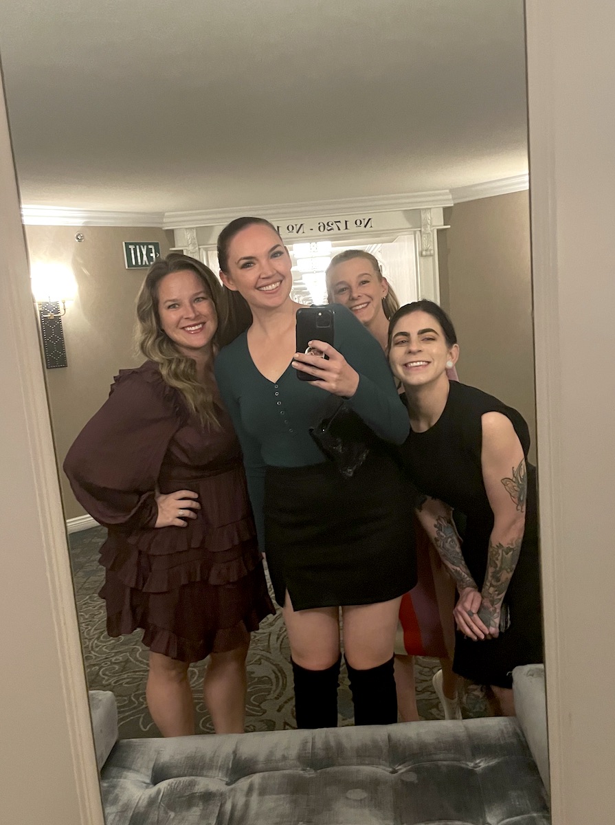 las vegas girls trip dinner outfit pic Paris Hotel