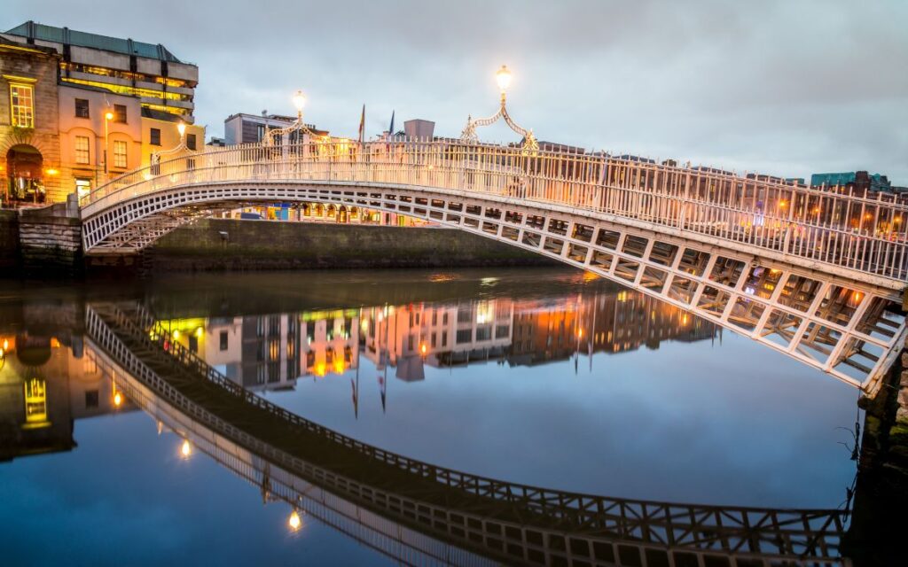 hapenny bridge dublin ireland temple bar district