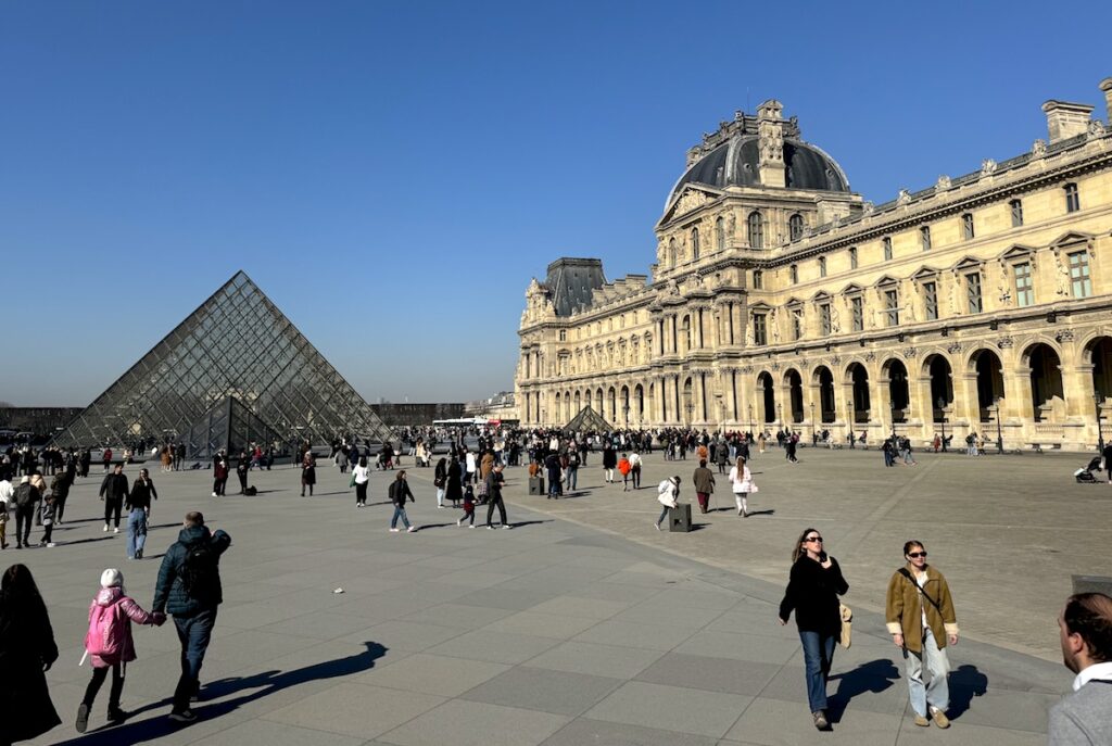 louvre museum paris france