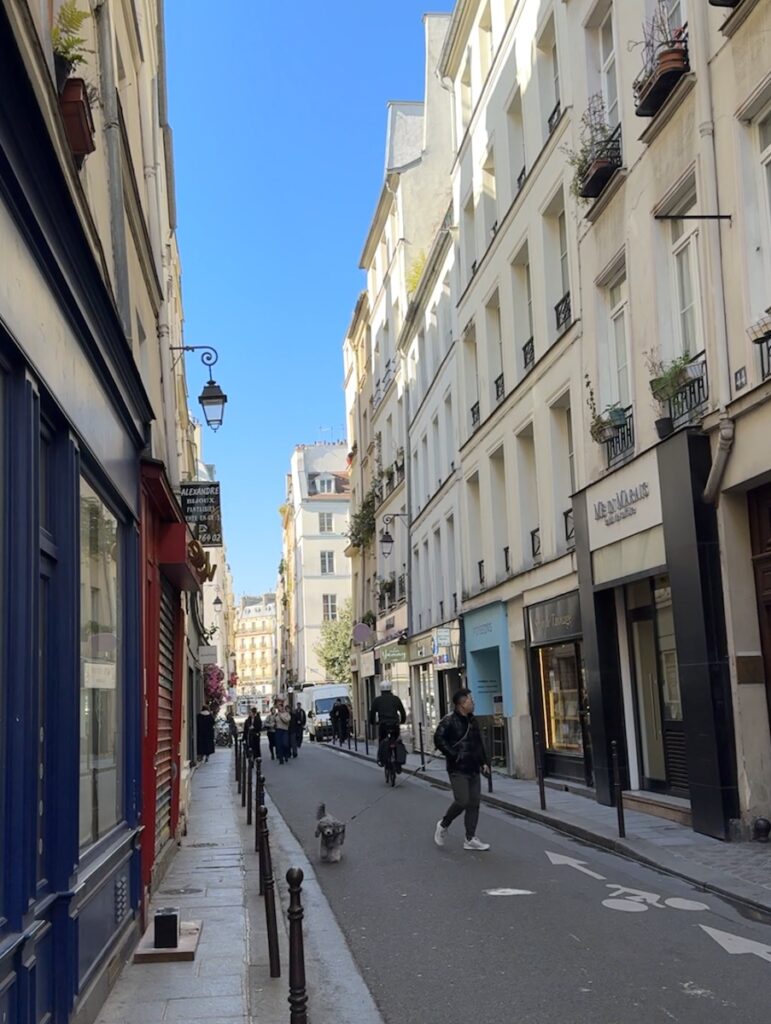 streets of paris france third arrondissement