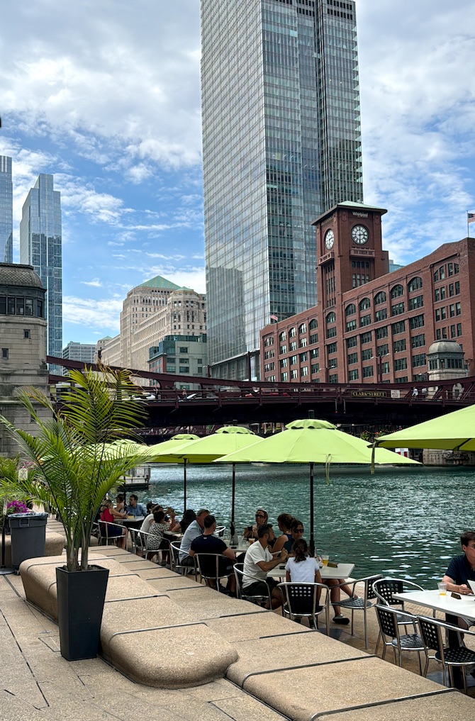 chicago riverwalk drinks on the river outdoor bars chicago illinois